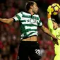 Kiper Benfica, Ederson Moraes, duel udara dengan pemain Sporting Lisbon, Bas Dost pada laga lanjutan Liga Portugal di Stadion Luz, Lisbon, Portugal. (11/12/2016). (EPA/Antonio Cotrim)