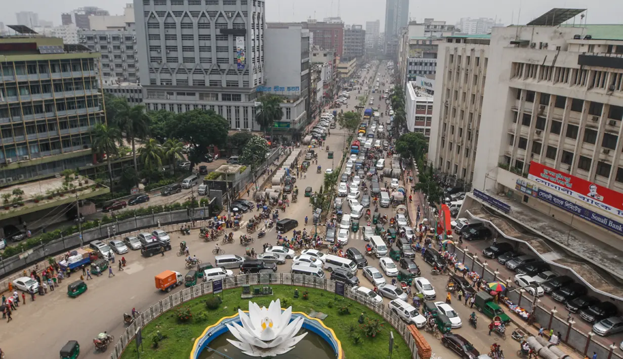 Foto dari udara menunjukkan kemacetan yang terjadi di kawasan komersial Motijheel, Dhaka, Bangladesh, Senin (11/5/2020). Jalan-jalan utama Dhaka kembali ramai sehari setelah toko-toko dan pasar kembali dibuka secara terbatas mengikuti aturan pemerintah. (Xinhua/Stringer)