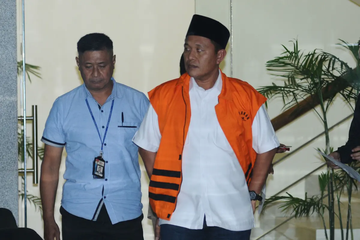 Jalani Pemeriksaan Usai Ditangkap KPK, Bupati Lampung Tengah Tertunduk Lesu
