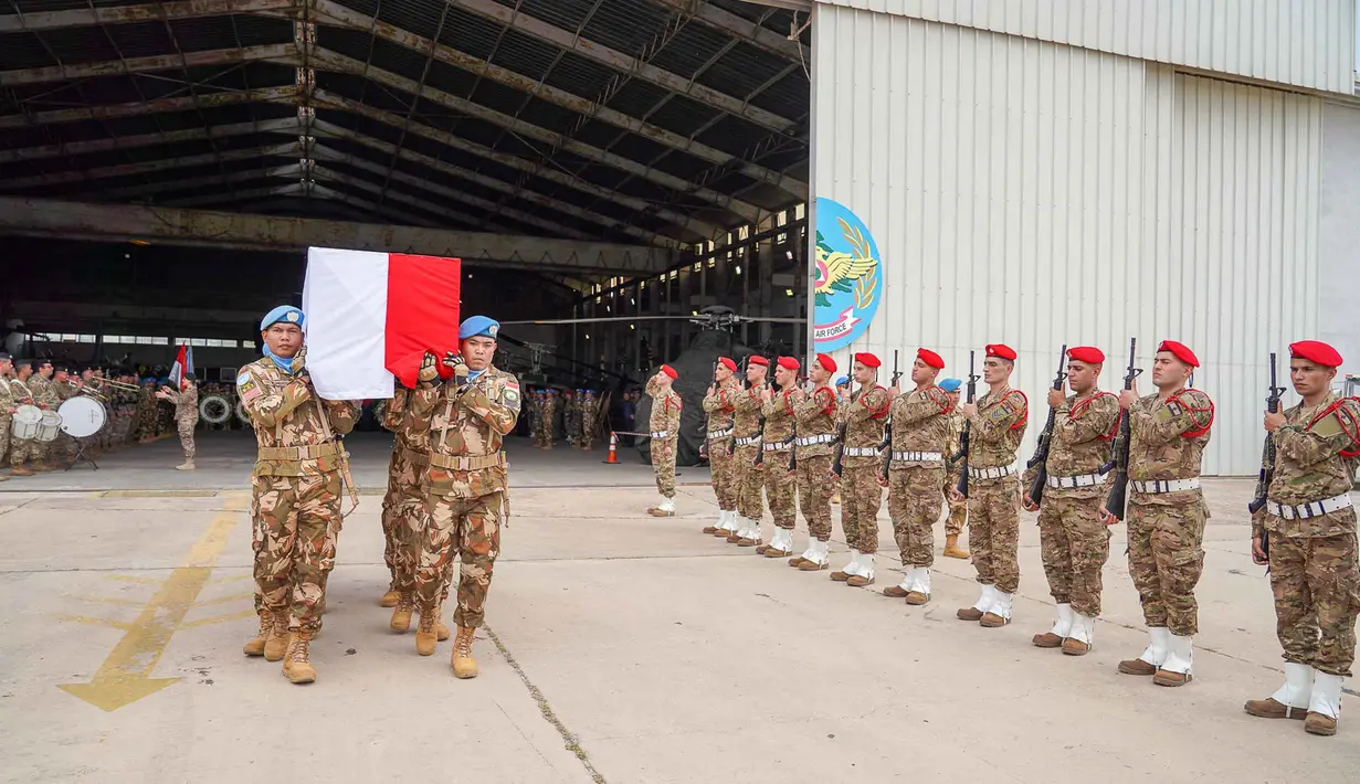 Rico Pramudia sempat kritis di rumah sakit Beirut karena ledakan proyektil yang menyasar ke pos UNIFIL di Adchit Al Qusayr. Tampak dalam foto yang diambil dan dirilis oleh Pasukan Sementara Perserikatan Bangsa-Bangsa di Lebanon (UNIFIL), menunjukkan rekan-rekan prajurit membawa peti jenazah Kopral Rico Pramudia, saat upacara penghormatan di Bandara Internasional Lebanon, Beirut, pada 26 April 2026. (Haidar Fahs/UNIFIL/AFP)
