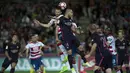 Bek Granada, Gaston Silva, duel udara dengan bek Barcelona, Javier Mascherano. Meskipun bermain di kandang Granada, Barcelona mampu menguasai pertandingan dengan 64 persen pengusaan bola sementara Granada hanya 36 persen. (AFP/Jorge Guerrero)