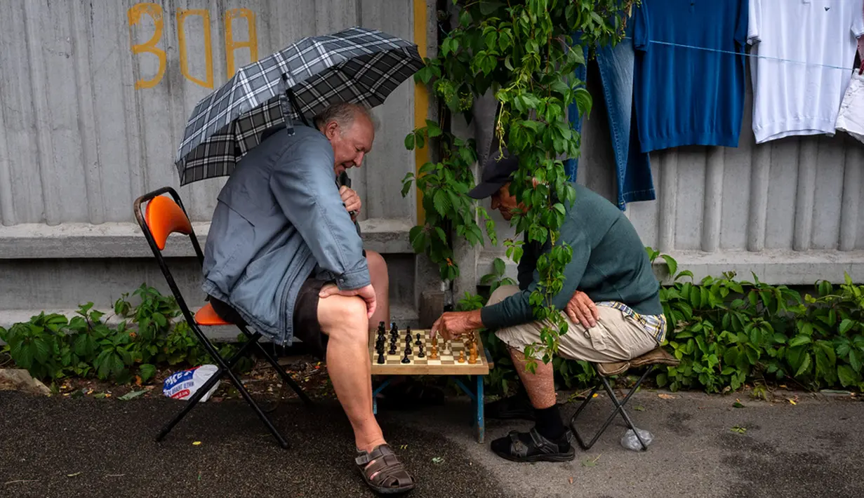 Pasar loak ini telah selamat dari perang Rusia-Ukraina, bahkan dengan hilangnya turis dan penurunan daya beli sebagian besar warga Ukraina. (AP Photo/Jae C. Hong)