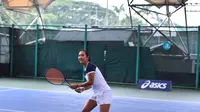 Petenis nasional Aldila Sutjiadi memberikan pelatihan bermain tenis