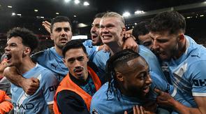 Penyerang Manchester City, Erling Haaland (tengah), merayakan gol kedua timnya bersama rekan-rekan setimnya dalam pertandingan Liga Inggris antara Liverpool dan Manchester City di Stadion Anfield, Liverpool, Inggris barat laut, pada 8 Februari 2026. (Paul ELLIS / AFP)