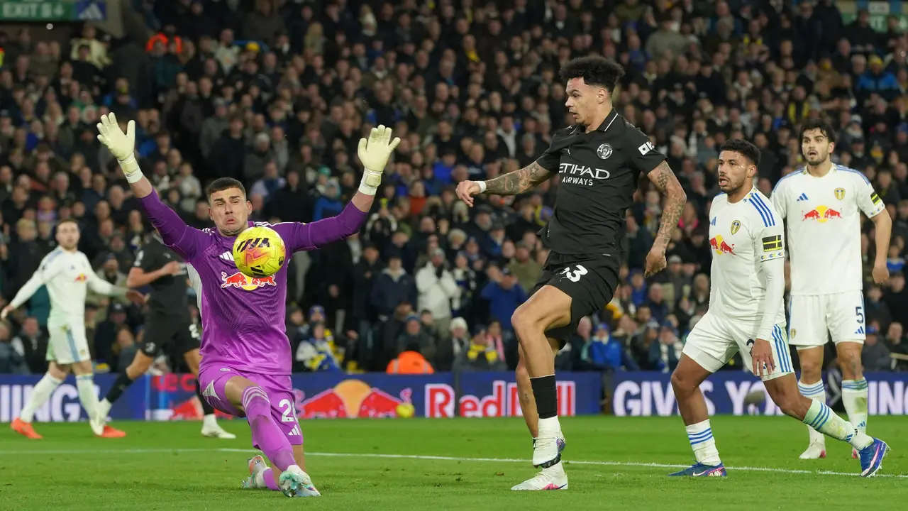 Pemain Manchester City Nico O'Reilly gagal memanfaatkan peluang pada laga Premier League/Liga Inggris antara Leeds vs Man City