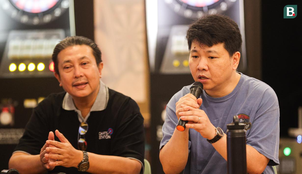 Ketua Dewan Pembina PORADI, Hendy Lim (kanan) saat memberikan keterangan pers dalam acara peluncuran Darts Station di lantai F7 FX Sudirman, Senayan, Jakarta pada Sabtu (15/11/2025). (Bola.com/Abdul Aziz)