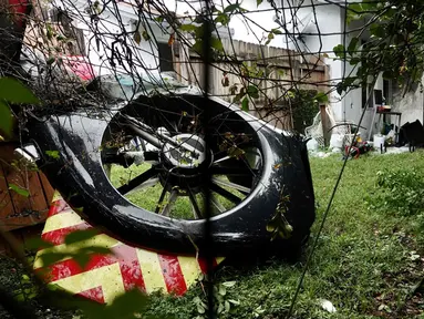 Rotor ekor helikopter Penyelamat Kebakaran Kantor Sheriff Broward terlihat pada halaman belakang sebuah rumah setelah jatuh dekat Fort Lauderdale di Florida, Amerika Serikat, Senin (28/8/2023). (Joe Cavaretta/South Florida Sun-Sentinel via AP)