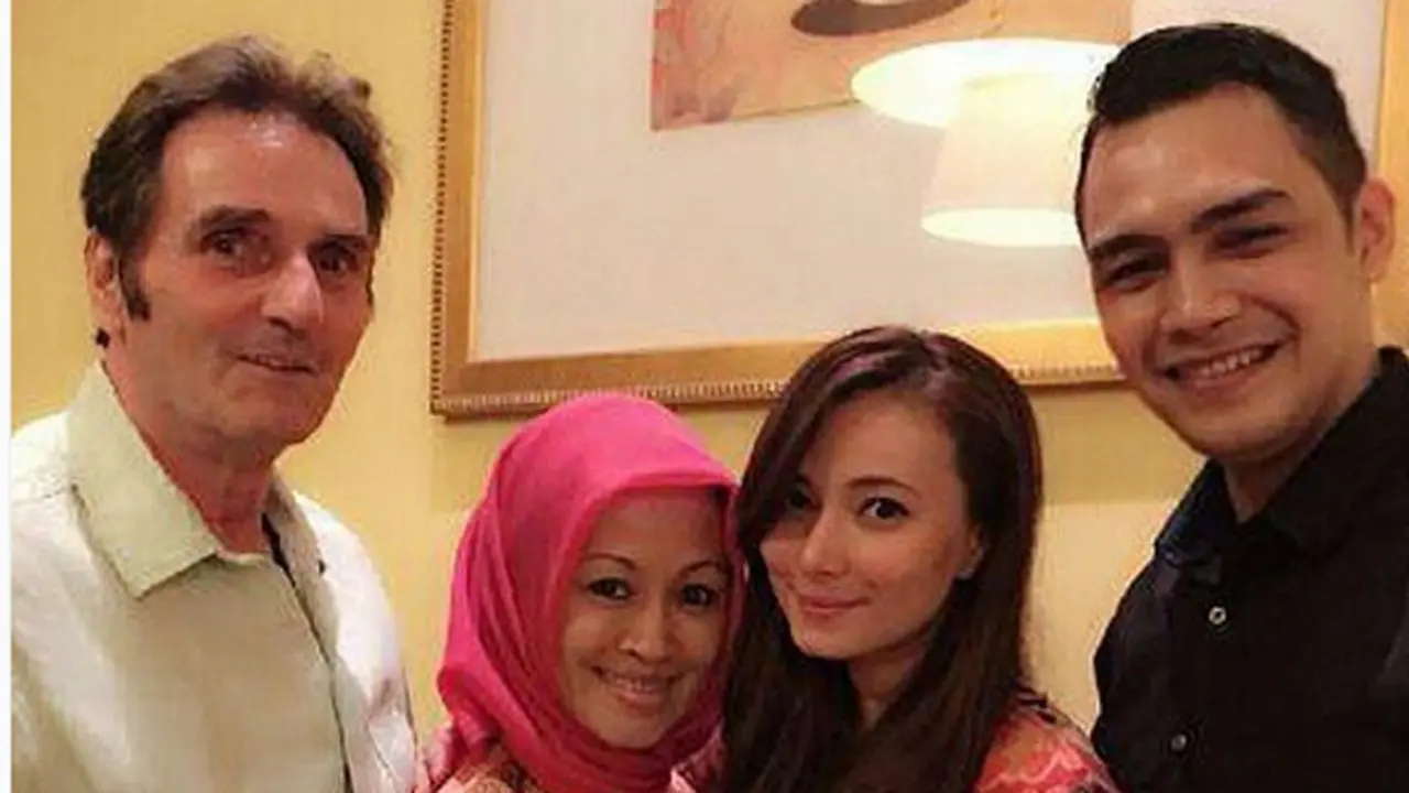 Asmirandah bersama Jonas Rivanno dan kedua orangtuanya