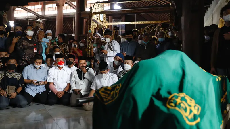 Gubernur Jawa Tengah Ganjar Pranowo melayat Mantan Ketua Umum PP MUhammadiyah Buya Syafii Maarif yang disemayamkan di Masjid Gedhe Kauman, Kecamatan Gondomanan, Daerah Istimewa Yogyakarta.