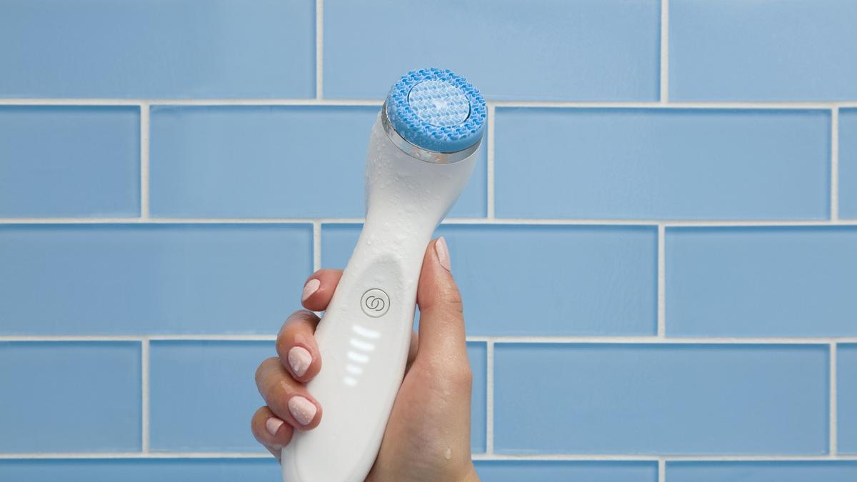 Facial Cleansing Brush Vs Tangan, Mana yang Lebih Efektif untuk