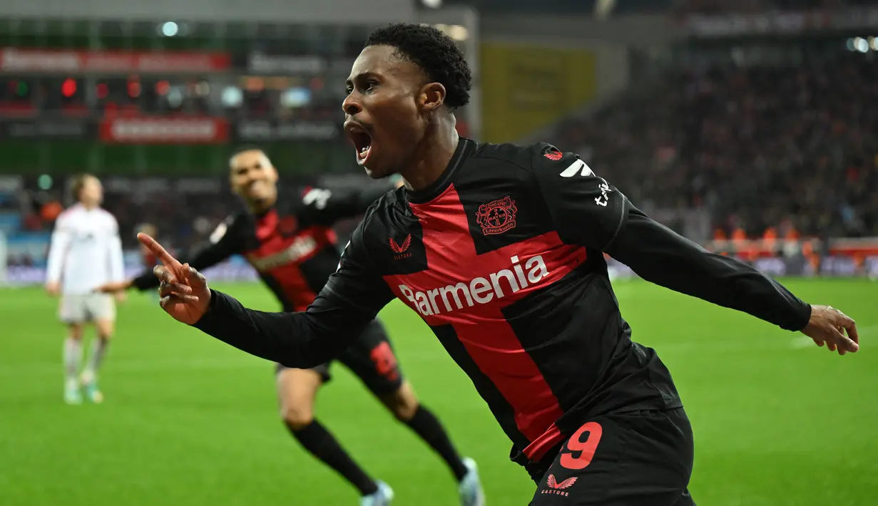 Sayap kanan Nigeria berusia 24 tahun, Nathan Tella didatangkan Bayer Leverkusen dari Southampton dengan nilai transfer 23,3 juta euro dengan durasi kontrak selama 5 tahun hingga akhir musim 2027/2028. Telah bermain dalam 22 laga di semua kompetisi, ia telah mencetak 5 gol dan 2 assist, empat gol di antaranya dicetak di ajang Bundesliga. (AFP/Ina Fassbender)