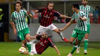 Pemain Real Betis, Sergio Canales (kiri) membawa bola melewati pemain AC Milan Fabio Borini dan Diego Laxalt saat bertanding dalam Grup F Liga Europa di Stadion San Siro, Milan, Italia, Kamis (25/10). AC Milan kalah 1-2. (AP Photo/Antonio Calanni)