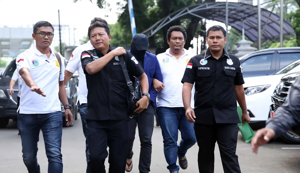 Seperti di ketahui, Ridho Rhoma di tangkap oleh aparat Satuan Reserse Polres Jakarta Barat bersama satu temannya di salah satu hotel di kawasan, Jakarta Barat, Sabtu (25/3/2017) dini hari. (Nurwahyunan/Bintang.com)