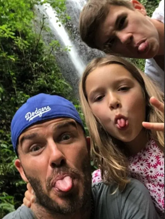Tak hanya berkunjung, keluarga ini pun menghabiskan waktu dengan anak-anak di sana. (instagram/davidbeckham)