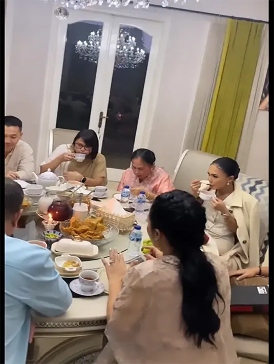 Potret bahagia dan kebersamaan begitu terlihat dari video singkatnya. Ditengah kesibukan masing-masing, mereka masih menyempatkan untuk buka bersama di hari pertama. [Instagram/yunishara36]