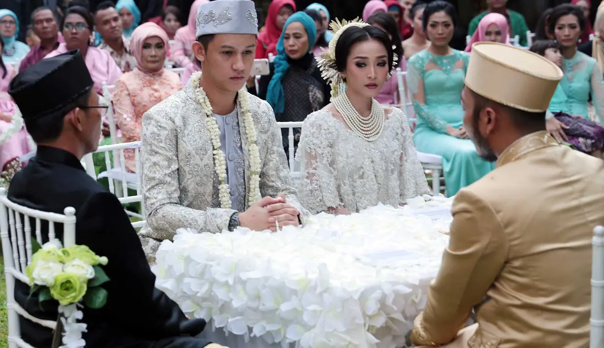 Minggu, 7 Mei 2017, Rinni Wulandari resmi dipersunting pria pilihannya, Jevin Julian. Bertempat di Rumah Sarwono, Pasar Minggu, Jakarta Selatan, acara akad nikah pun digelar dan kemudian dilanjutkan dengan resepsi. (Deki Prayoga/Bintang.com)