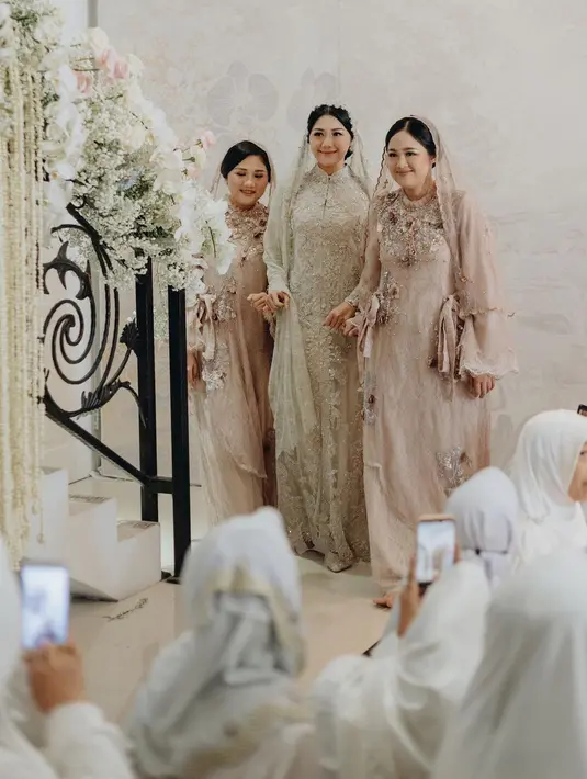 Erina Gudono dan 2 saudarinya Nadya-Shania Gudono saat acara Semaan Al-Qur’an [@morden.co]