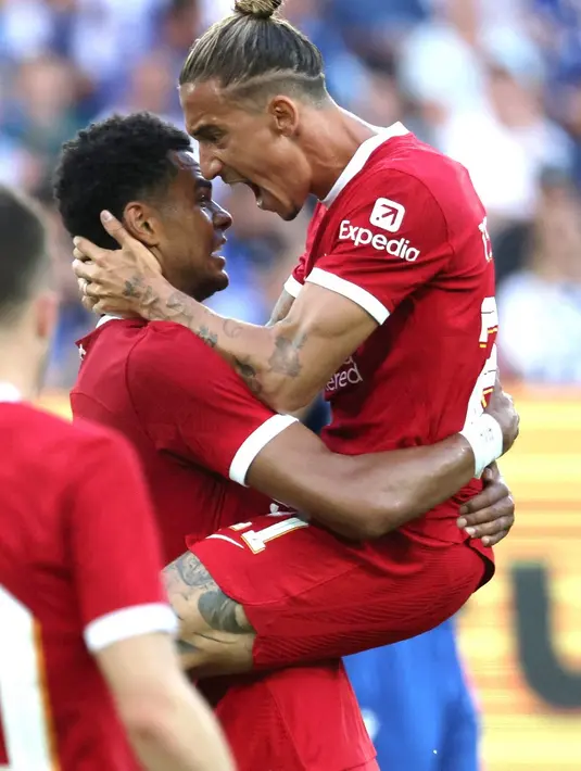 <p>Kombinasi apik Mohamed Salah dan Darwin Nunez membongkar lini pertahanan Karlsruher. Nunez dengan apik menuntaskannya menjadi gol. (Daniel ROLAND/AFP)</p>