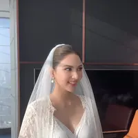 Tampilan cantik bercahaya Jessica Mila setelah selesai makeup dengan bridal robe-nya. [Foto: Instagram @cherryjks]