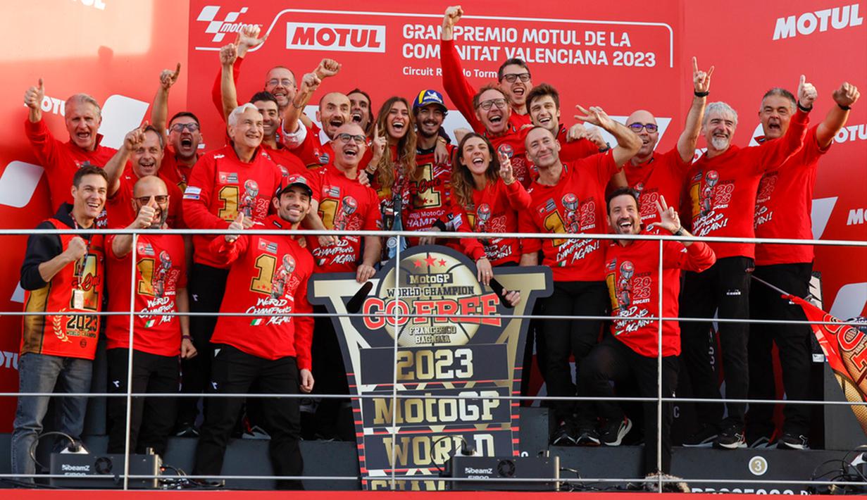 Mengetahui hal tersebut, Bagnaia tidak lagi ngotot mempertahankan posisi terdepan. Dia disalip Brad Binder dan kemudian Jack Miller. Namun, duo KTM itu juga melakukan kesalahan sehingga Bagnaia kembali terdepan. Rider berkebangsaan Italia ini lalu mempertahankan posisi hingga lomba selesai. (AP Photo/Alberto Saiz)