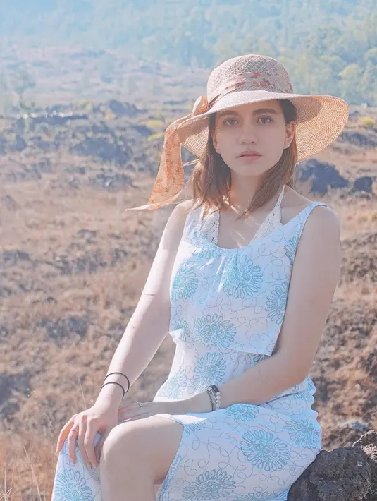 Pemain sinetron Cinta Mulia ini juga sering mengunggah gaya OOTD melalui akun Instagramnya. Penampilan Cassandra Lee dengan dress tanpa lengan ini membuatnya makin anggun. Ditambah dengan topi, dirinya terlihat memesona. (Liputan6.com/IG/@cassandraslee)