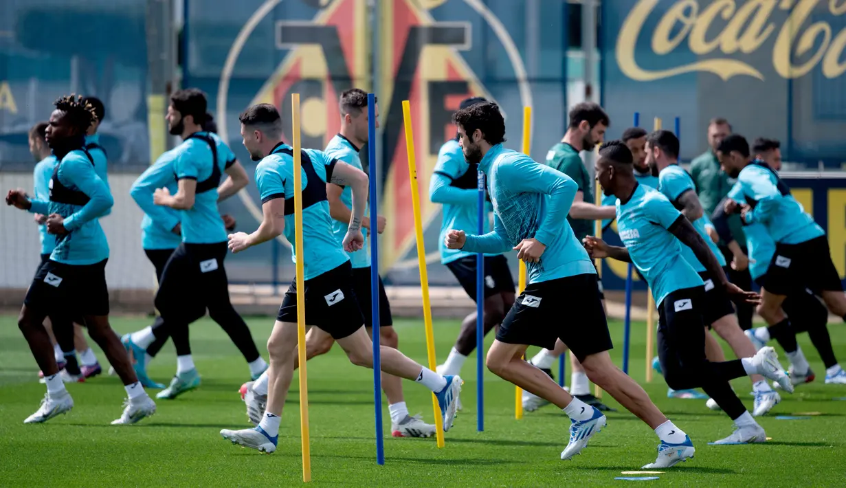 <p>Para pemain Villarreal melakukan pemanasan saat mengikuti sesi latihan di tempat latihan Ciutat Esportiva Vila-Real di Vila-Real , Spanyol, Selasa (26/4/2022). Villarreal akan bertanding melawan wakil Inggris, Liverpool pada leg pertama semifinal Liga Champions di Stadion Anfield, Kamis (28/4/2022) dini hari WIB. (AFP/Jose Jordan)</p>