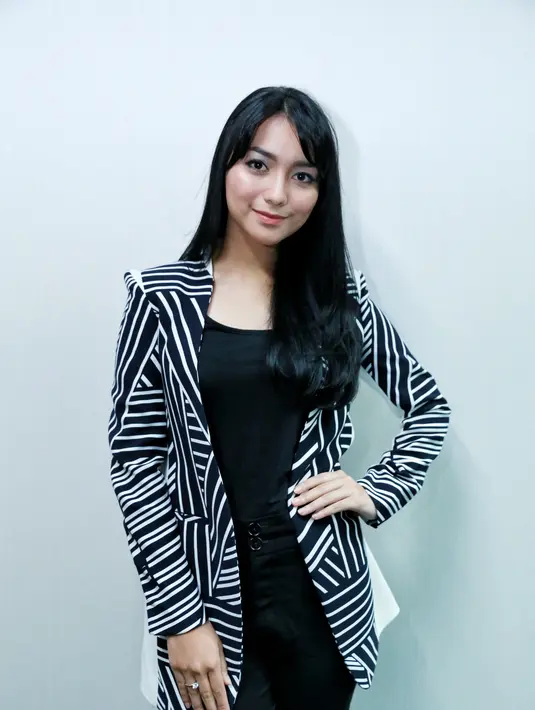 "Aku sampai tanya ke keluargaku, manajemenku juga. Aku nanyain 'gimana ya nanti kalau aku ambil (peran) ini buat ke depannya. Gimana nih? Suaraku saja pas-pasan'," ujar Citra Kirana di SCTV Tower, Jakarta Pusat, Senin (13/2). (Adrian Putra/Bintang.com)