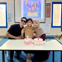 Meski telah resmi cerai, Desta dan Natasha Rizky masih tetap kompak. Seperti belum lama ini, mantan pasangan suami istri itu terlihat kompak saat merayakan ulang tahun Miskha Arrawfa Najwa. [Instagram/desta80s]