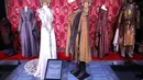 Kostum dari karakter Joffrey Baratheon dan Margaery Tyrell dipamerkan dalam pameran "The Game of Thrones Touring Exhibition" di Belfast's Titanic Exhibition Centre, Irlandia utara pada 10 April 2019. Pameran ini dibuka secara umum pada 12 April hingga 1 September 2019 mendatang. (AP Photo)