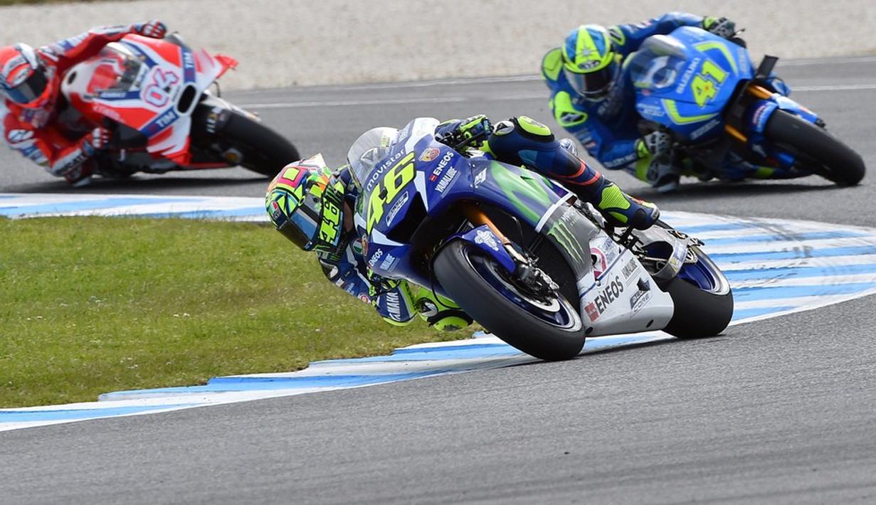Valentino Rossi meninggalkan Maverick Vinales (kanan) dan Andrea Dovizioso untuk meraih posisi kedua saat balapan MotoGP Australia di Sirkuit Phillip Island, Minggu (23/10/2016). (AFP/Paul Crock)