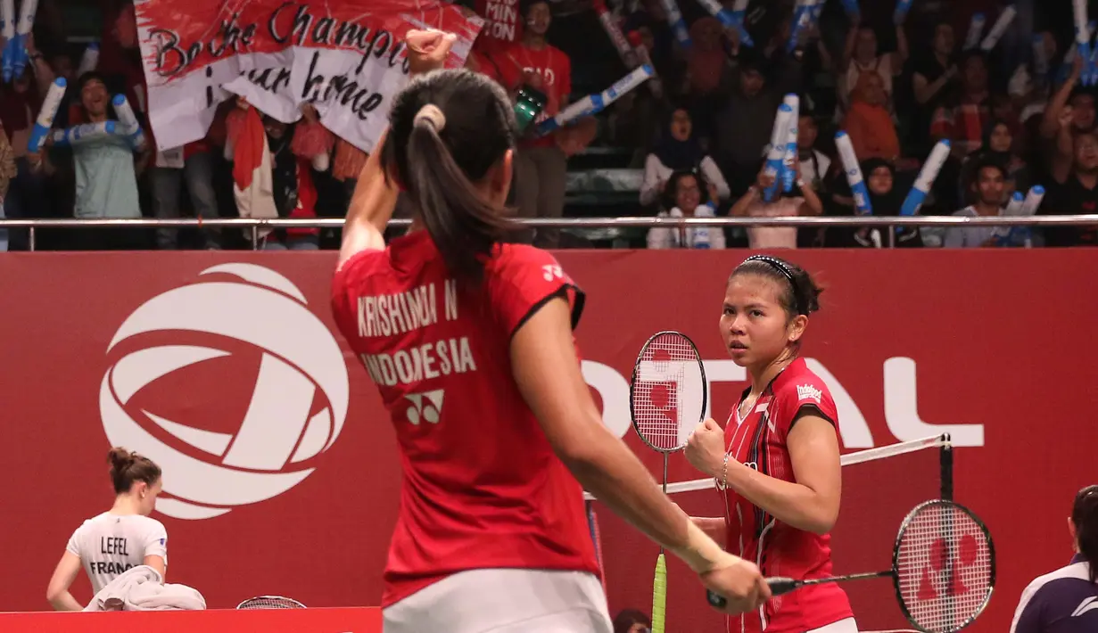 Ekspresi Nitya Krishinda Maheswari (kiri) dan Greysia Polii setelah meraih kemenangan. (Bola.com/Arief Bagus)