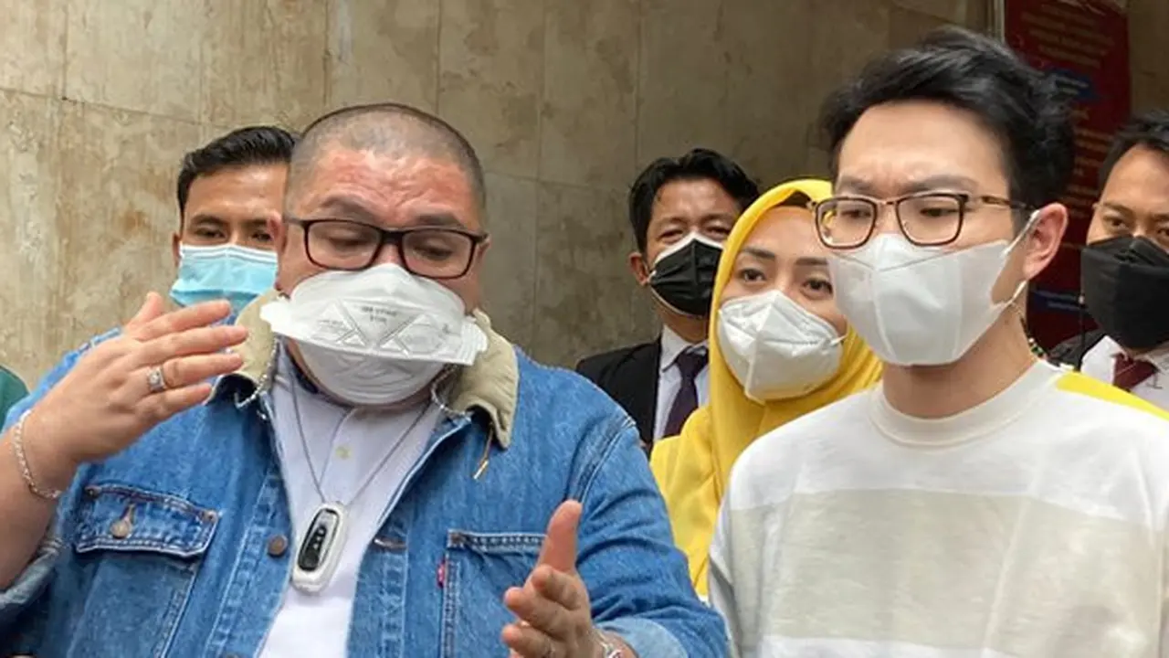 Dokter Richar Lee dan kuasa hukumnya Razman Arif Nasution