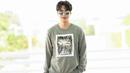 Penampilan Lee Min Ho saat akan melakukan perjalanan dari Seoul menuju Bali terlihat sederhana. Ia mengenakan sweater berwarna abu dengan celana dan sepatu hitam. Min Ho juga hanya menambahkan kacamata hitam sebagai aksesoris tambahan. (Liputan6.com/IG/@koreadispatch)