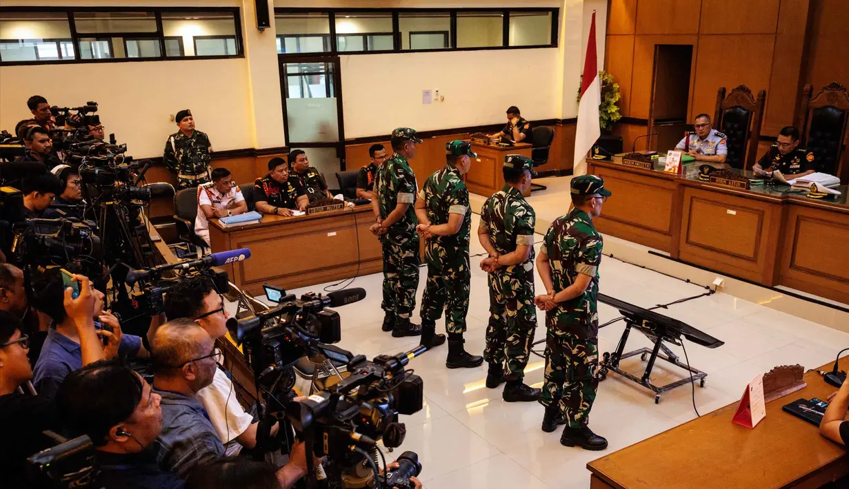 Empat personel Tentara Nasional Indonesia (TNI) yang dituduh menyiram air keras ke seorang aktivis Hak Asasi Manusia (HAM) saat menghadiri sidang pembacaan putusan di Pengadilan Militer II-08, Jakarta pada Rabu 10 Juni 2026. (Yasuyoshi Chiba/AFP)