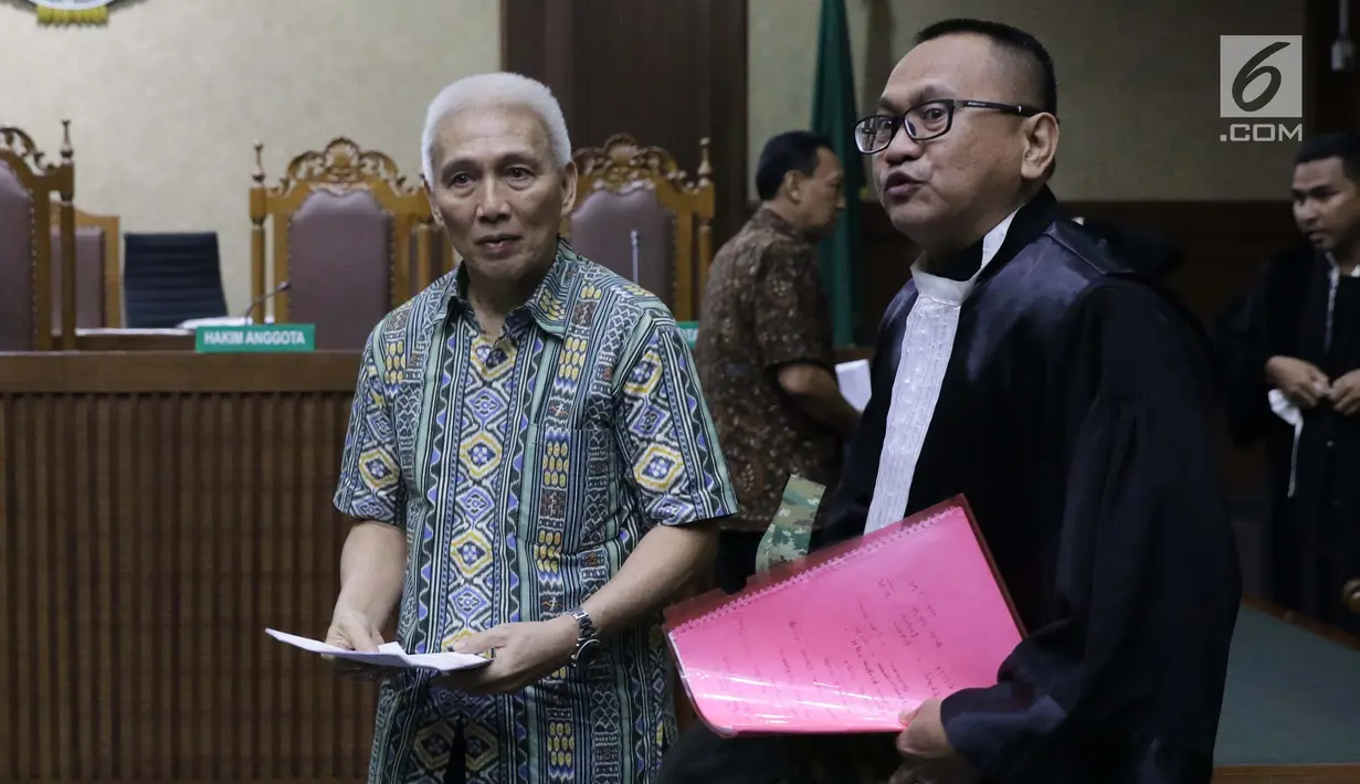 Terdakwa suap dana hibah Kemenpora ke KONI yang juga Bendahara KONI Johnny E Awuy usai menjalani sidang pembacaan tuntutan di Pengadilan Tipikor, Jakarta, Kamis (9/5/2019). JPU KPK menuntut hukuman kepada Johnny dua tahun penjara, denda Rp 100 juta. (Liputan6.com/Helmi Fithriansyah)