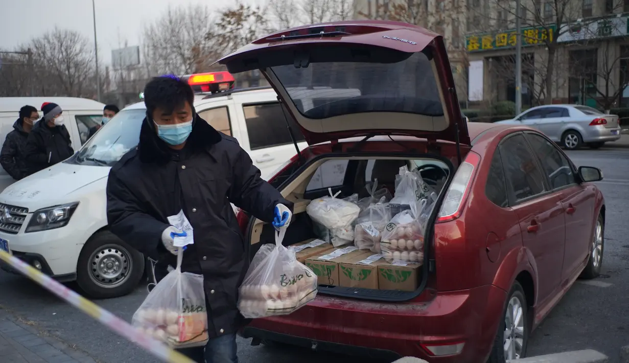 Seorang staf mengantarkan suplai harian di Distrik Daxing di Beijing, ibu kota China, 20 Januari 2021. Distrik Daxing di Beijing pada Rabu (20/1) mengeluarkan pemberitahuan yang melarang semua warga di distrik itu meninggalkan ibu kota di tengah munculnya kasus baru COVID-19. (Xinhua/Peng Ziyang)