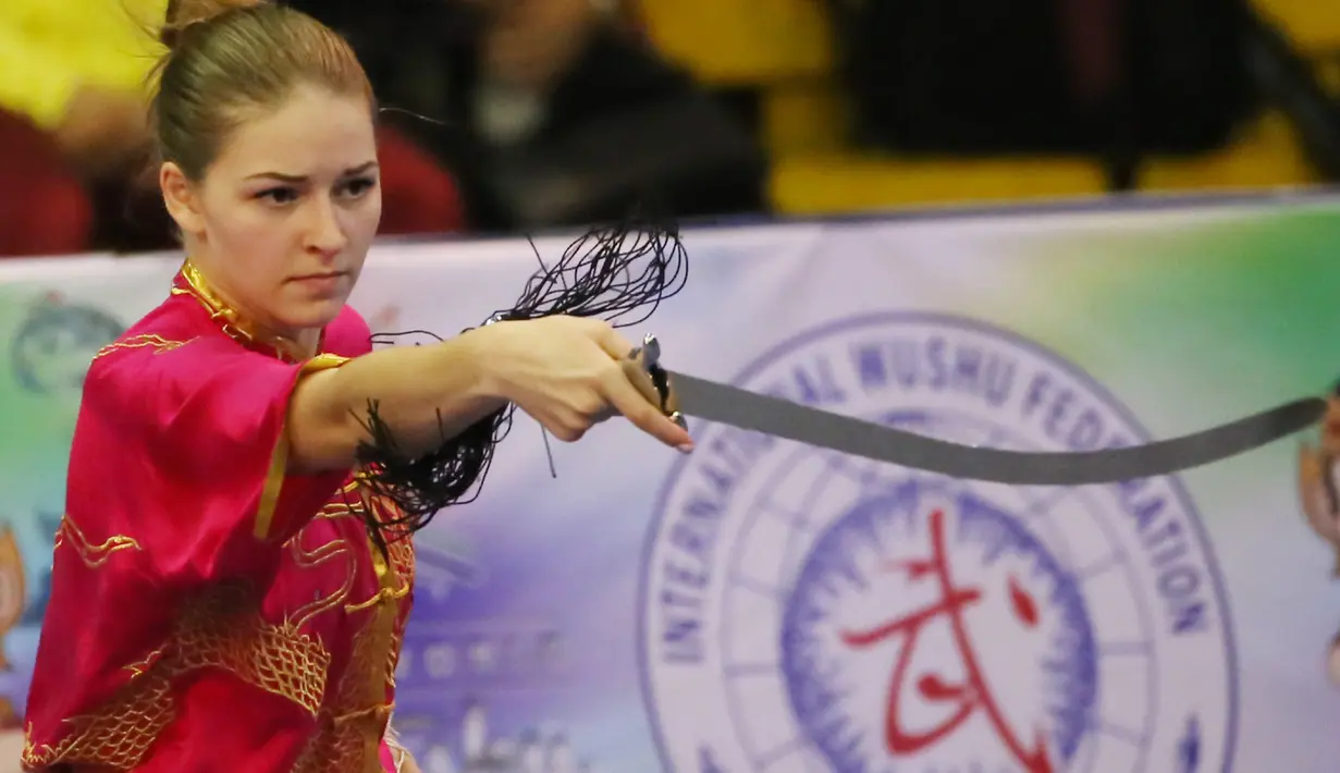 Atlet Wushu asal Ukraina, Liudmyla Temna saat beraksi, pada Kejuaraan Dunia Wushu 2015 di Istora Senayan, Jakarta, Minggu(15/11/2015). (Bola.com/Nicklas Hanoatubun)