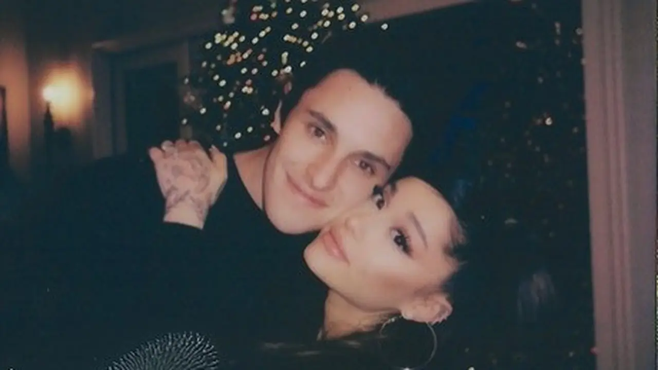 Resmi Menikah, Ini 6 Potret Mesra Ariana Grande dan Dalton Gomez