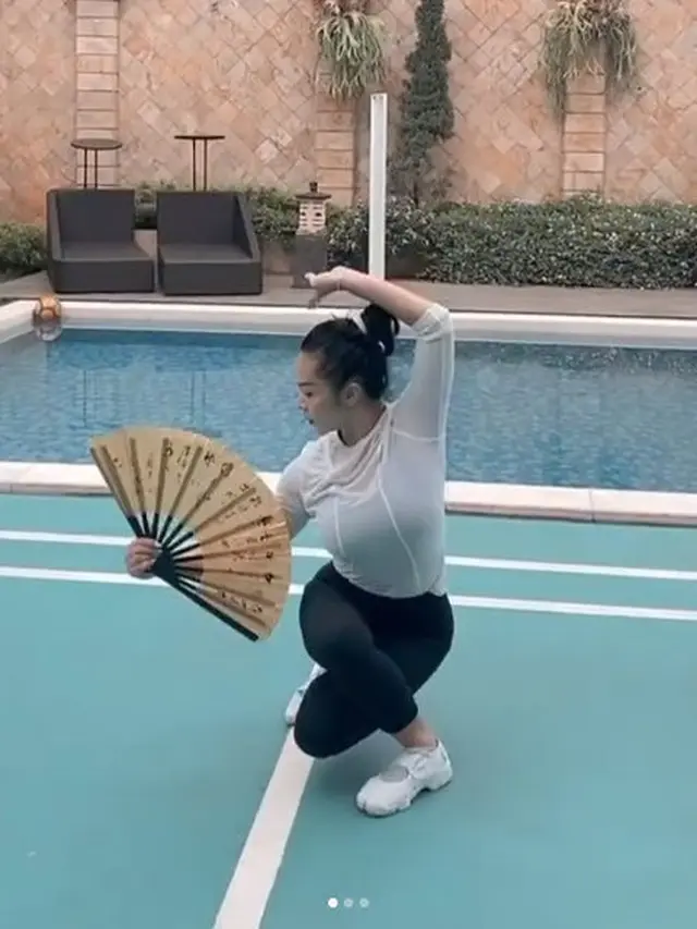 7 Momen Krisdayanti Latihan Wushu, Praktekan Jurus Kipas