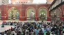 Umat Islam Pakistan berbuka puasa bersama di sebuah masjid di Karachi pada 7 Mei 2019. Ketika bulan suci Ramadan mulai di Pakistan, banyak masyarakat muslim memanfaatkan buka puasa gratis yang disponsori oleh badan-badan amal dan orang-orang kaya. (RIZWAN TABASSUM / AFP)