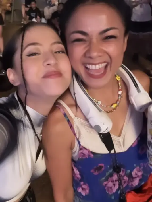 Nirina Zubir juga hadir mengenakan atasan layering dari inner putih lace di bawah spaghetti strap biru motif mawar, dengan bawahan denim. @zaraadhsty