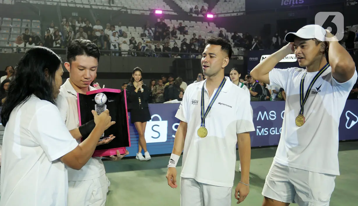 Pemberian medali dan piala bertahta berlian senilai 2 Miliar itu diberikan oleh Yayuk Basuki selaku legenda tenis putri kebanggaan tanah air dalam gelaran acara Lagi-Lagi Tenis. (Fimela.com/Bambang E Ros)