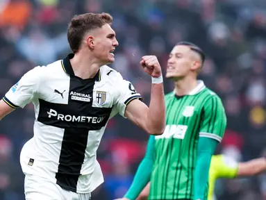 Pemain Parma, Mateo Pellegrino Casalanguida, melakukan selebrasi setelah mencetak gol ke gawang Sassuolo pada pekan ke-18 Serie A 2025/2026 di Mapei Stadium, Sabtu (03/01/2025). (Massimo Paolone/LaPresse via AP)