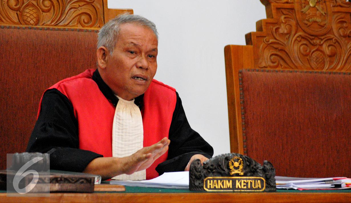 Hakim, Ganjar Pasaribu menjelaskan saat sidang praperadilan mantan Gubernur Papua Barnabas Suebu di PN Jakarta Selatan, Selasa (7/7/2015). Barnabas ditetapkan tersangka oleh KPK atas kasus DED PLTA sungai Urumuka tahun 2010. (Liputan6.com/Yoppy Renato)
