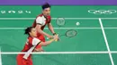 Pebulu tangkis ganda campuran Indonesia, Rinov Rivaldy/Pitha Haningtyas Mentari berusaha mengembalikan kok ke arah pasangan Korea, Kim Won-ho/Jeong Na-eun pada laga Grup A cabang olahraga bulu tangkis Olimpiade Paris 2024 di Porte de la Chapelle Arena, Paris, Prancis, Sabtu (27/07/2024). (Dok. NOC Indonesia/Naif Muhammad Al'as)