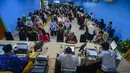 Petugas melayani orang tua calon siswa yang mencari informasi mengenai Sistem Penerimaan Murid Baru (SPMB) Tahun Ajaran 2026/2027 di Posko Pelayanan SPMB Suku Dinas Pendidikan Wilayah III yang berada di SMAN 70 Jakarta, Rabu (17/6/2026). (merdeka.com/Arie Basuki)