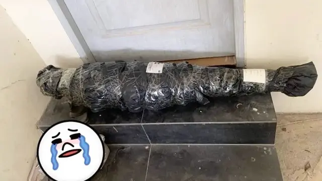 6 Potret Benda Nyeleneh di Depan Pintu dan Jendela Ini Sukses Bikin Terkejut