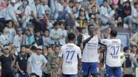 Para pemain Persib Bandung merayakan gol yang dicetak oleh Ezechiel N'douassel, ke gawang Perserang pada laga persahabatan di Stadion Maulana Yusuf, Banten, Kamis (1/3/2018). Persib menang 6-0 atas Perserang. (Bola.com/M Iqbal Ichsan)