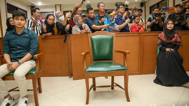 8 Potret Ria Ricis dan Teuku Ryan Hadiri Mediasi Sidang Perceraian, Sempat Cium Tangan