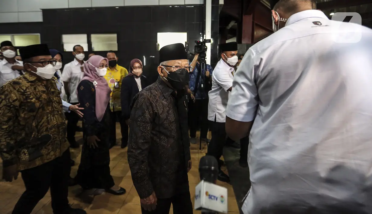 Wakil Presiden K.H. Ma'ruf Amin melayat mendiang Menpan RB Tjahjo Kumolo di Kantor Kemenpan RB Sudirman, Jakarta Selatan, Jumat (1/7/2022). Tjahjo Kumolo meninggal dunia di RS Abdi Waluyo pada pukul 11.10 WIB karena sakit infeksi paru-paru yang diderita. (Liputan6.com/Johan Tallo)